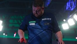 Mondiali freccette, Menzies in ospedale con la mano insanguinata: violento scatto di rabbia dopo il ko