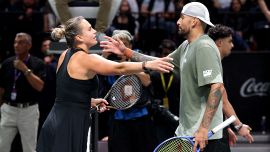 Kyrgios travolge Sabalenka nella Battaglia dei Sessi: ma Nick in patria non convince, Australian Open in dubbio