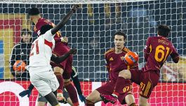 Roma-Genoa, moviola: mancano due rigori ma su Ostigard l’errore di Di Bello è clamoroso