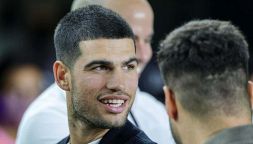 Alcaraz non si nasconde, la sfida a Sinner per gli Australian Open. La strana alleanza con Cobolli per battere Jannik