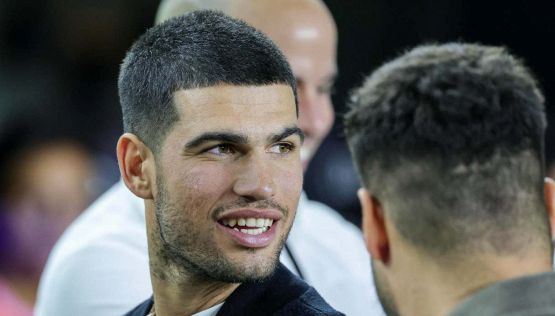 Alcaraz non si nasconde, la sfida a Sinner per gli Australian Open. La strana alleanza con Cobolli per battere Jannik