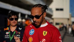 Hamilton, il durissimo attacco dall’Inghilterra: “Farebbe meglio a ritirarsi”. E la Ferrari torna a corteggiare Sainz