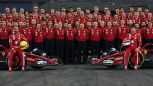 Ferrari, cartolina da Abu Dhabi: tutti in foto, Hamilton e Leclerc tra selfie, sorrisi (amari) e speranze 2026