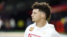 NFL, disastro Kansas City Chiefs: sono fuori dai play-off e Mahomes si rompe il crociato. 'Tornerò più forte di prima'