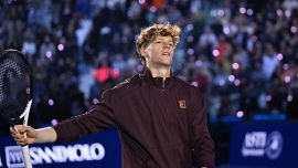 Sinner, la sfida ad Alcaraz per il numero 1 riparte dal golf: il messaggio di Jannik a Carlos nel video di Cahill