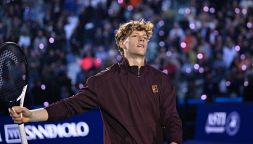 Sinner, la sfida ad Alcaraz per il numero 1 riparte dal golf: il messaggio di Jannik a Carlos nel video di Cahill