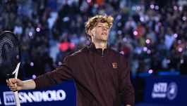 Sinner, la sfida ad Alcaraz per il numero 1 riparte dal golf: il messaggio di Jannik a Carlos nel video di Cahill