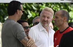 Milan, Kostic del Partizan Belgrado è l'obiettivo: ha lo stesso agente di Vlahovic, come cambierebbe l'attacco. E scoppia la polemica su Tare