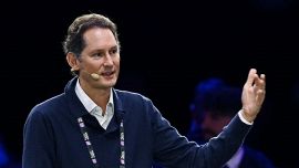 Juventus, Elkann sotto assedio: offerta di 2 miliardi dall'Arabia Saudita. Tether accusata di frode ma Ardoino se la ride