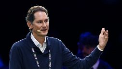 Juventus, Elkann sotto assedio: offerta di 2 miliardi dall'Arabia Saudita. Tether accusata di frode ma Ardoino se la ride