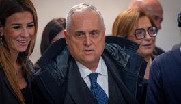 Lazio: Simonelli replica con una provocazione alle accuse di Lotito sugli arbitri, intanto Sarri è in ospedale