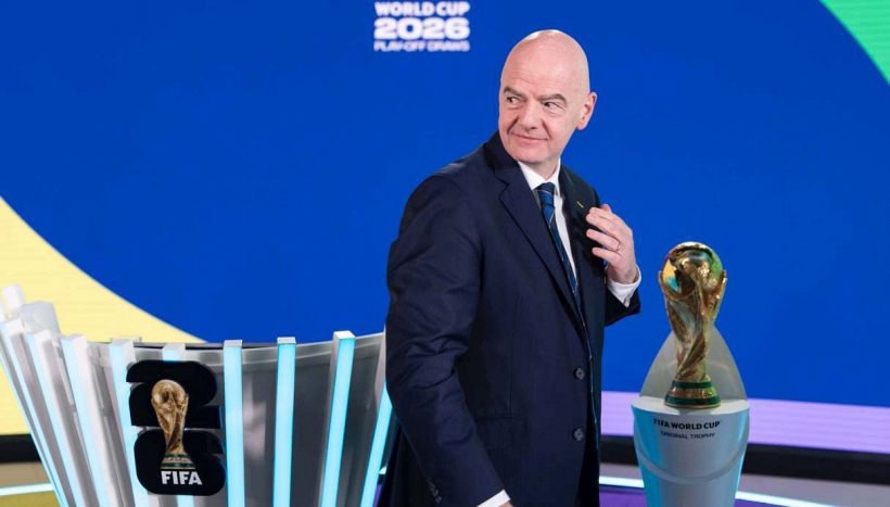 Mondiali, la proposta di Infantino sul fuorigioco rischia di rivoluzionare tutto. Marelli la boccia: “Si rischia il caos”