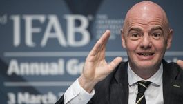 Calcio, le nuove regole su Var e secondo giallo, fuorigioco e perdite di tempo: nel 2026 si cambia