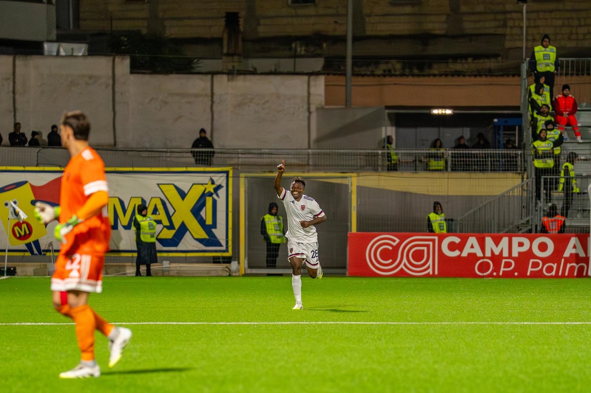 Kouan del Cosenza esulta dopo un gol (LPS)