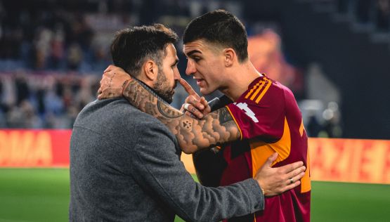 Roma-Como, Mancini graziato dal rosso: la reazione di Fabregas, l'analisi di Marelli. Furia social per il gol di Wesley