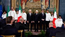 Olimpiadi 2026 Milano Cortina, Mattarella consegna la bandiera dell'Italia: Brignone commossa. Goggia non risponde. La diretta