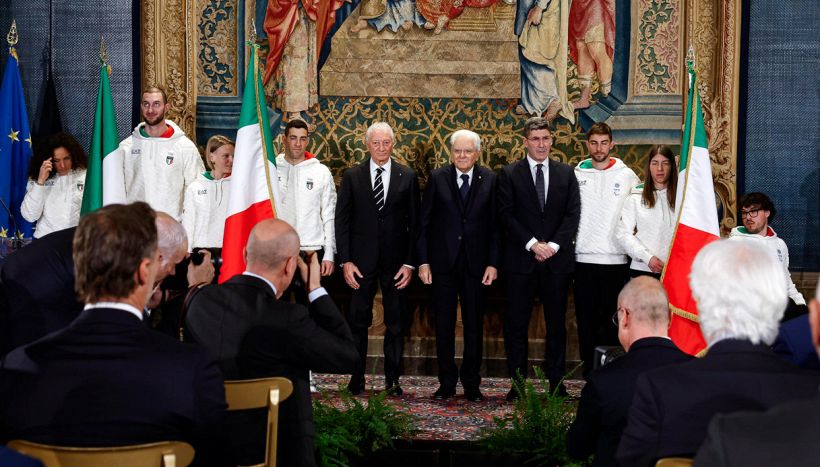Olimpiadi 2026 Milano Cortina, Mattarella consegna la bandiera dell'Italia: Brignone commossa. Goggia non risponde. La diretta