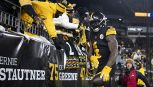 Il pugno di Metcalf, giocatore degli Steelers, al tifoso sugli spalti: polemica negli USA, spunta il razzismo