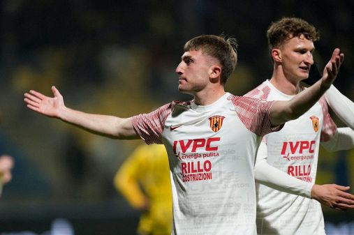Il Benevento vede la B e condanna il Catania, stop per Cosmi, Salernitana ko a Caserta