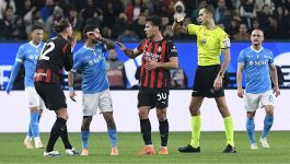 Napoli-Milan, moviola: Zufferli versione Babbo Natale, manca anche un rosso, quanti errori e quante risse