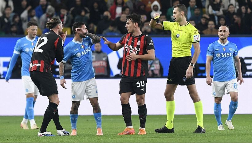 Napoli-Milan, moviola: Zufferli versione Babbo Natale, manca anche un rosso, quanti errori e quante risse