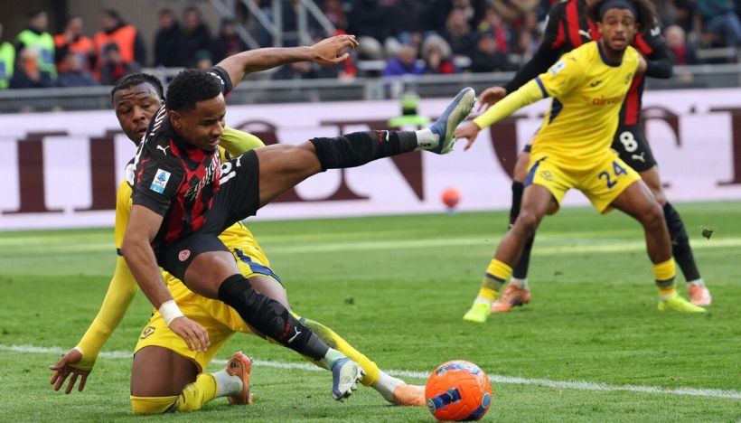 Milan-Verona, moviola: che fischi dal Meazza per l’arbitro, cosa è successo sul rigore e sul gol annullato