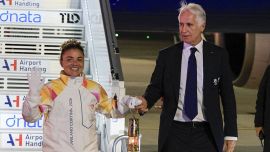 Milano Cortina, la Fiamma Olimpica è sbarcata in Italia: Paolini e Malagò l'hanno consegnata a Mattarella
