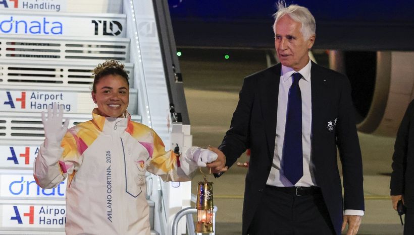 Milano Cortina, la Fiamma Olimpica è sbarcata in Italia: Paolini e Malagò l'hanno consegnata a Mattarella