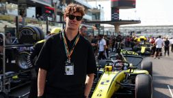 Sinner a tutto gas con Laila Hasanovic: in pista con Antonelli ad Abu Dhabi, il regalo a papà Hanspeter e mamma Siglinde