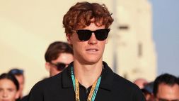 Sinner mollato da Laila a Dubai: fine della luna di miele, Jannik rimette il tennis al centro di tutto