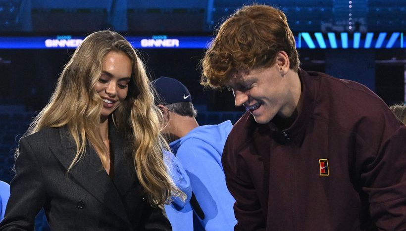 Sinner, prima il piacere e poi il dovere: risate con Laila e Vagnozzi da Briatore, ma a Dubai c'è da sudare