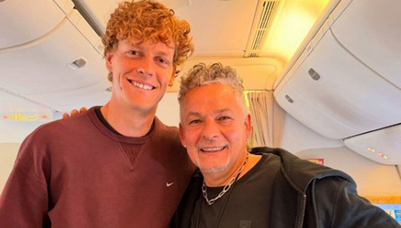 Jannik Sinner rientra da Dubai per il Natale a Sesto con Roberto Baggio, ad attenderlo per ritrovarsi Laila Hasanovic