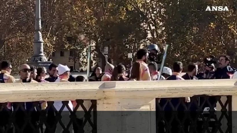 Milano Cortina, la fiaccola olimpica passa a San Pietro