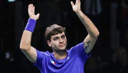 Cobolli debutta nella WTCC con un ko con Zhang e una vittoria in doppio con Bencic. Domani sfida Rublev