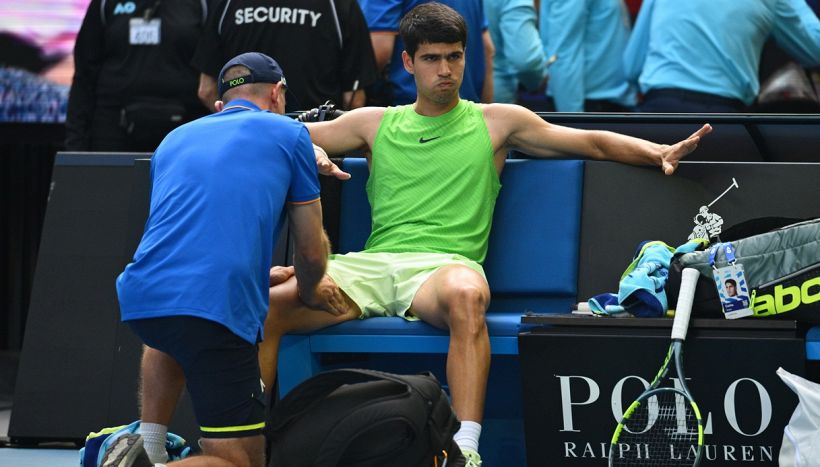 Alcaraz in finale, Carlos più forte dei crampi: Zverev prima protesta, poi rimonta, infine s'arrende al 5° set