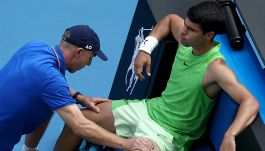 Alcaraz come Sinner, furia Zverev: "Li state proteggendo". Carlos accusato di favoritismo sul medical timeout