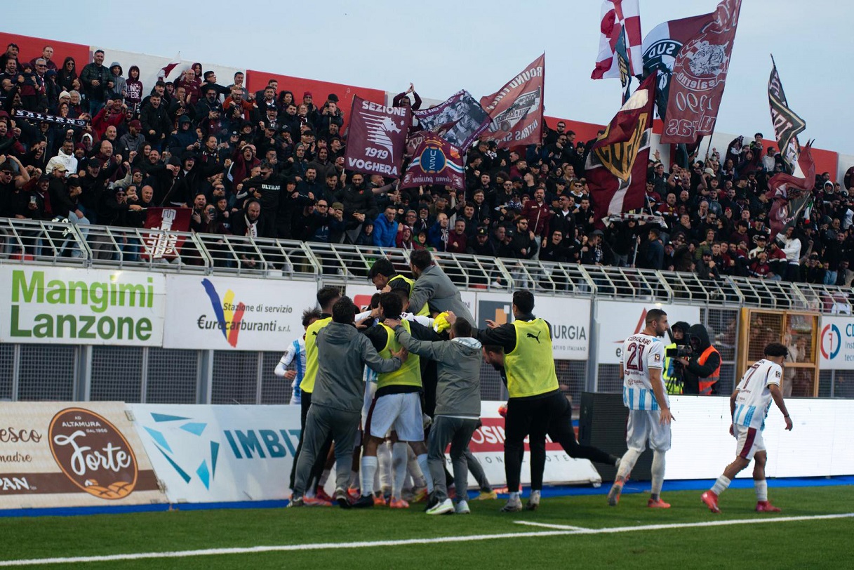Altamura-Salernitana calciatori Salernitana festeggiano sotto al settore tifosi Salernitana dopo gol 1-2 su rigore Golemic (LPS)