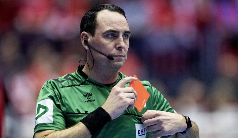 Crotone, espulso in campo aggredisce arbitro negli spogliatoi e lo deruba