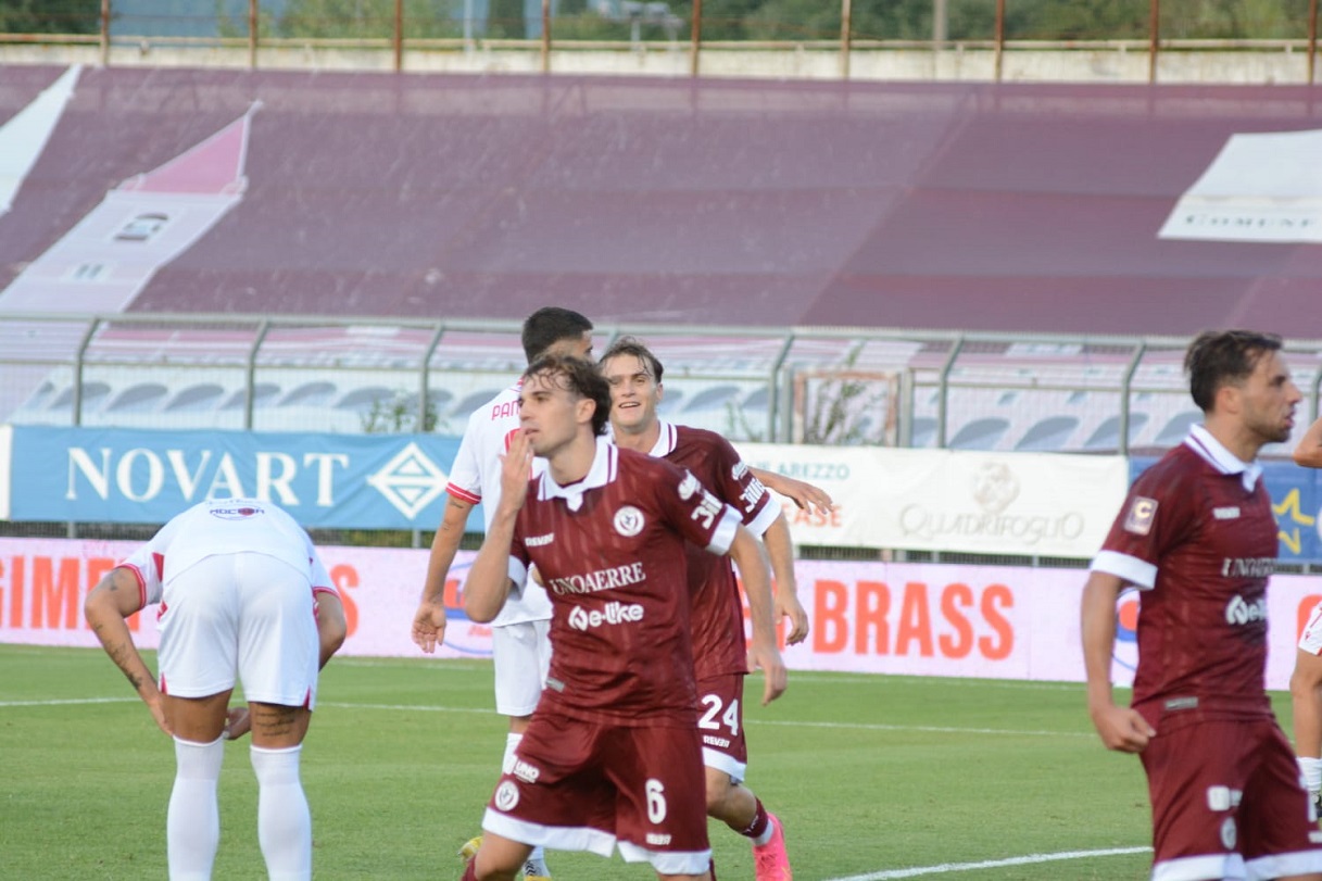 Arezzo-Carpi Renzi Arezzo esulta dopo gol (LPS)
