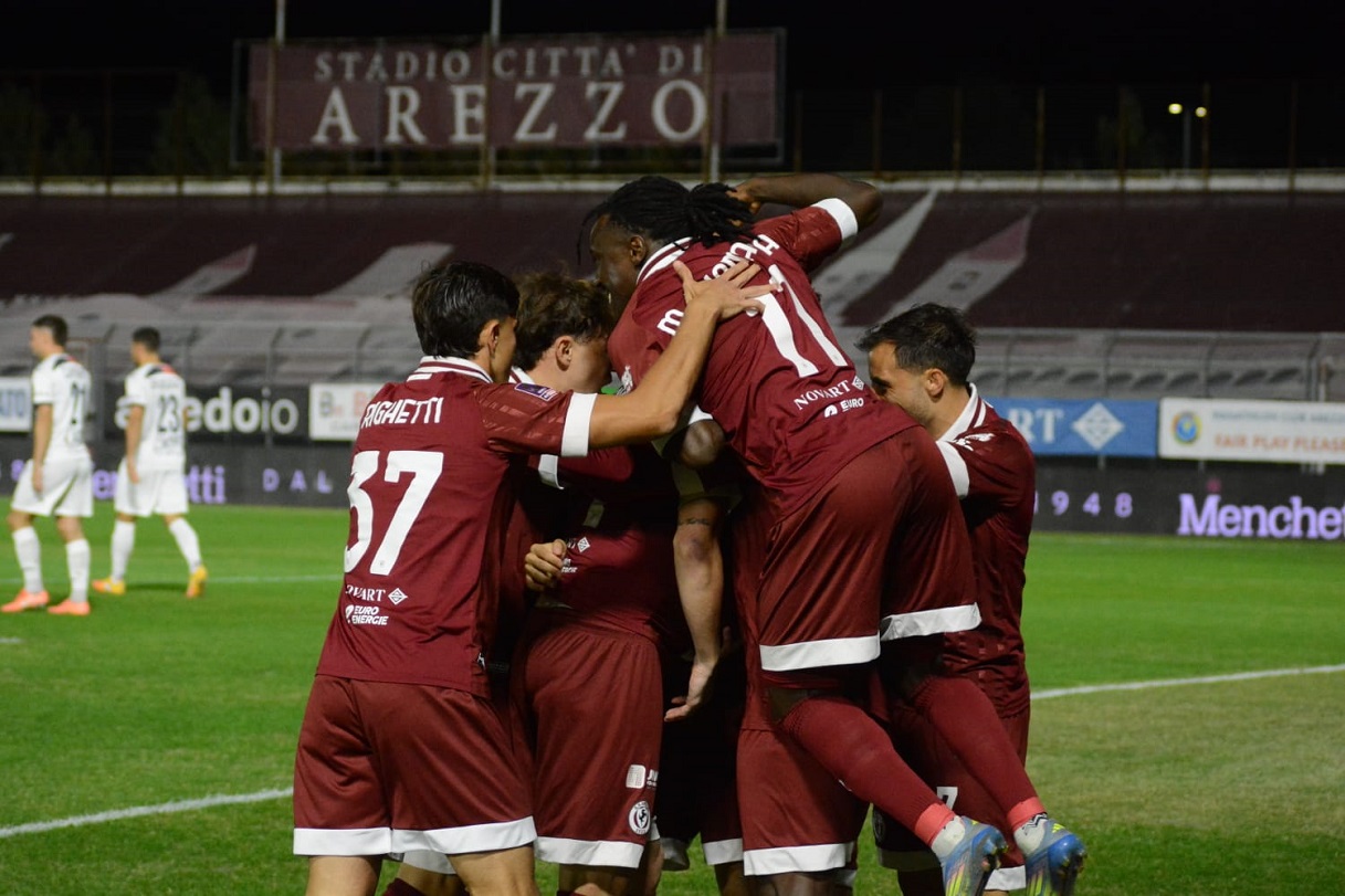Arezzo-Gubbio, Cianci Arezzo festeggiato dai compagni dopo gol su rigore 1-0 (LPS)