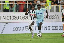 Juventus Next Gen, Deme Serigne scaccia la crisi ma il Pontedera protesta: il “Var a chiamata” diventa protagonista