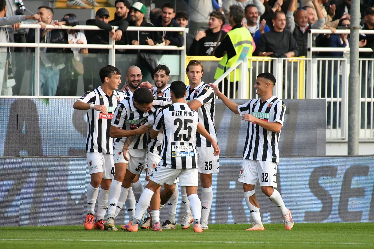 Ascoli-Pontedera, D'Uffizi Ascoli festeggiato dopo gol 2-0 (LPS)