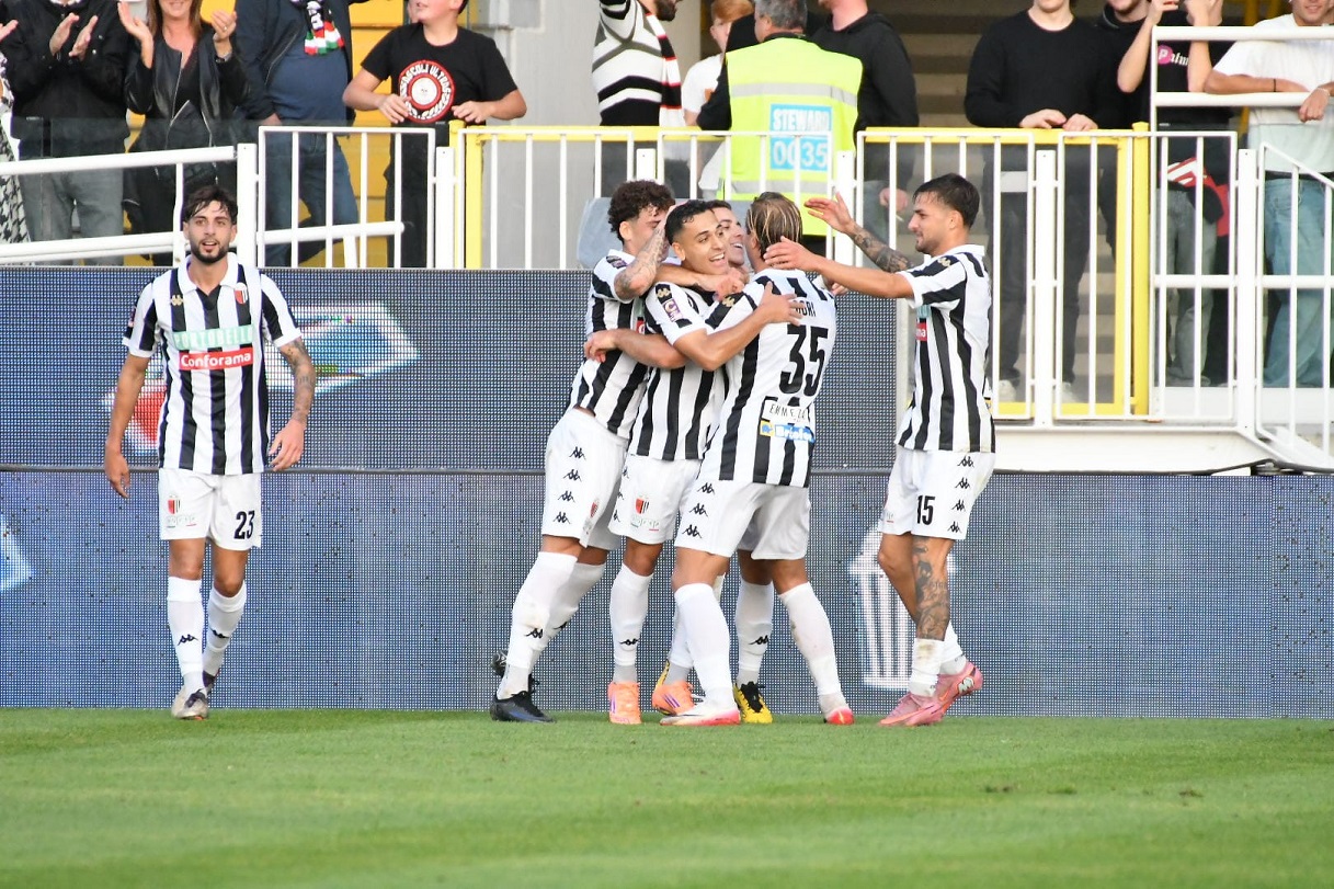 Ascoli-Pontedera, Rizzo Pinna Ascoli festeggiato dopo gol 1-0 (LPS)
