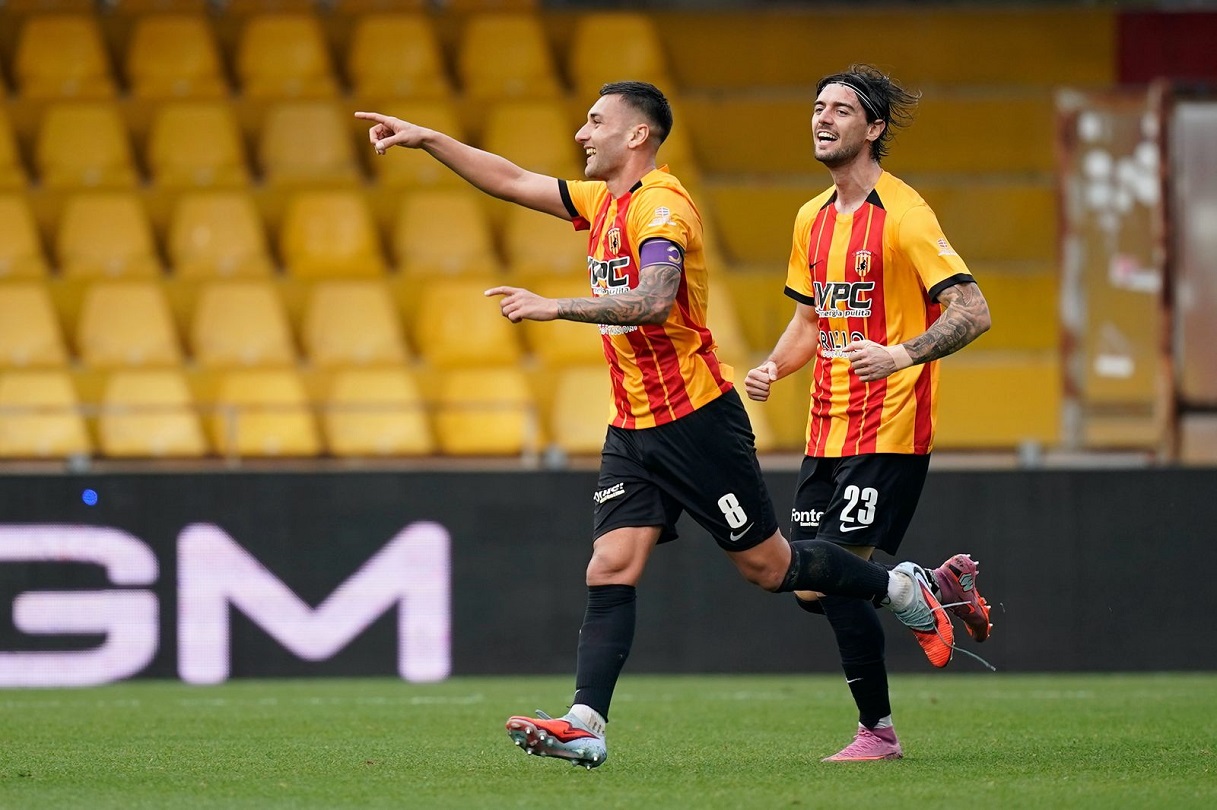 https://wips.plug.it/cips/sport.virgilio.it/cms/2026/01/benevento-siracusa-maita-benevento-festeggia-gol-2-1-lps.jpg