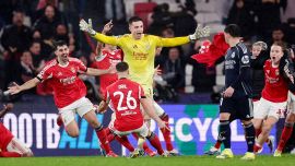 Benfica-Real Madrid, Massa salva Mourinho e condanna De Zerbi: rigori, rossi e gol del portiere Trubin al 98'