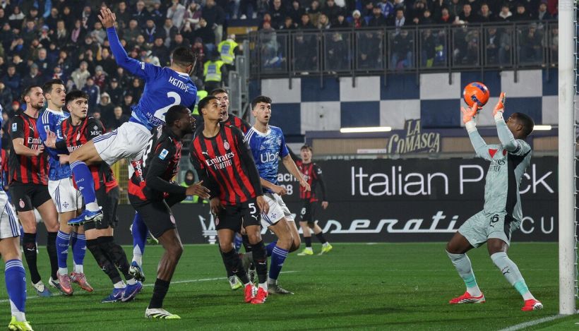 Como-Milan, moviola: l’arbitro di Napoli aiuta il Diavolo, dubbi sul rigore che ha fatto infuriare Fabregas