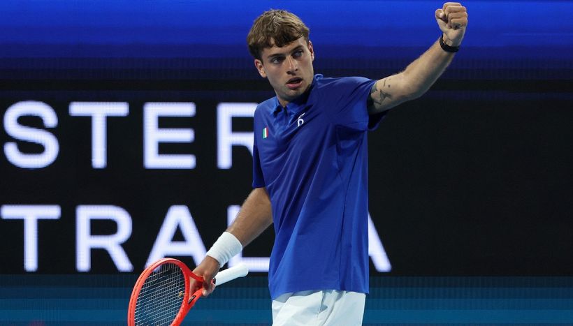 United Cup, Italia-Svizzera 1-1: Cobolli soffre con Wawrinka, litiga con l'arbitro e salva gli Azzurri