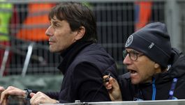 Antonio Conte risolve Inter-Napoli attaccandosi al fratello Gianluca e alla balaustra, ma rischia grosso per il rosso