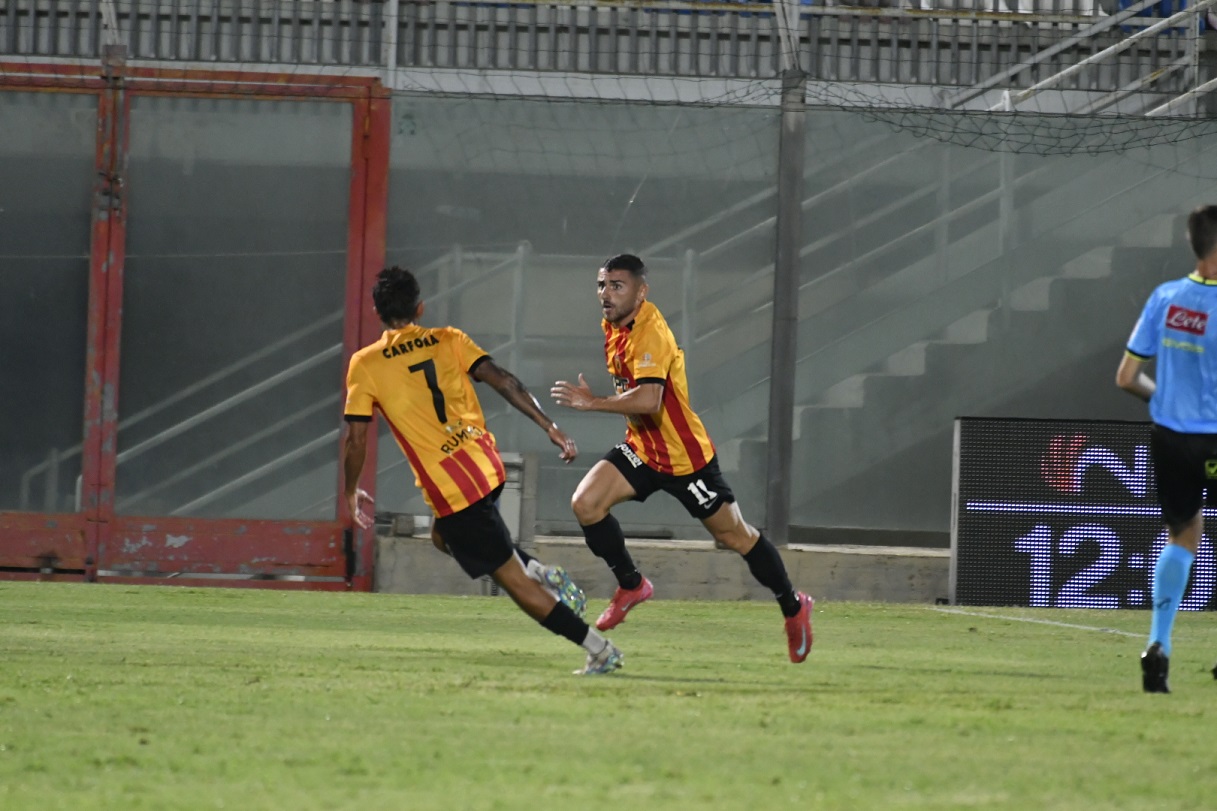 Crotone-Benevento, Lamesta Benevento esulta dopo gol 0-2 (LPS)