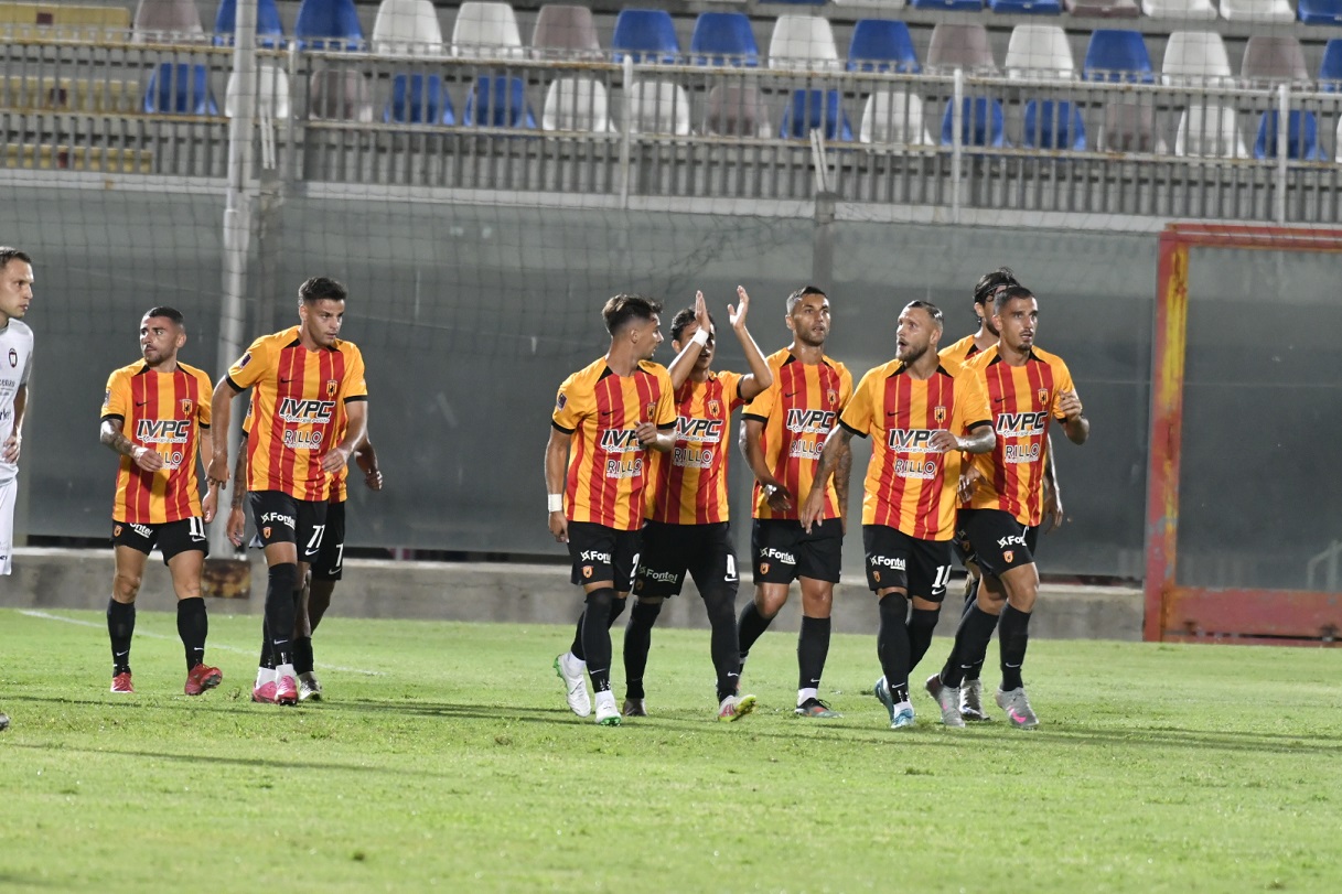 Crotone-Benevento Salvemini esulta dopo gol 0-1 (LPS)